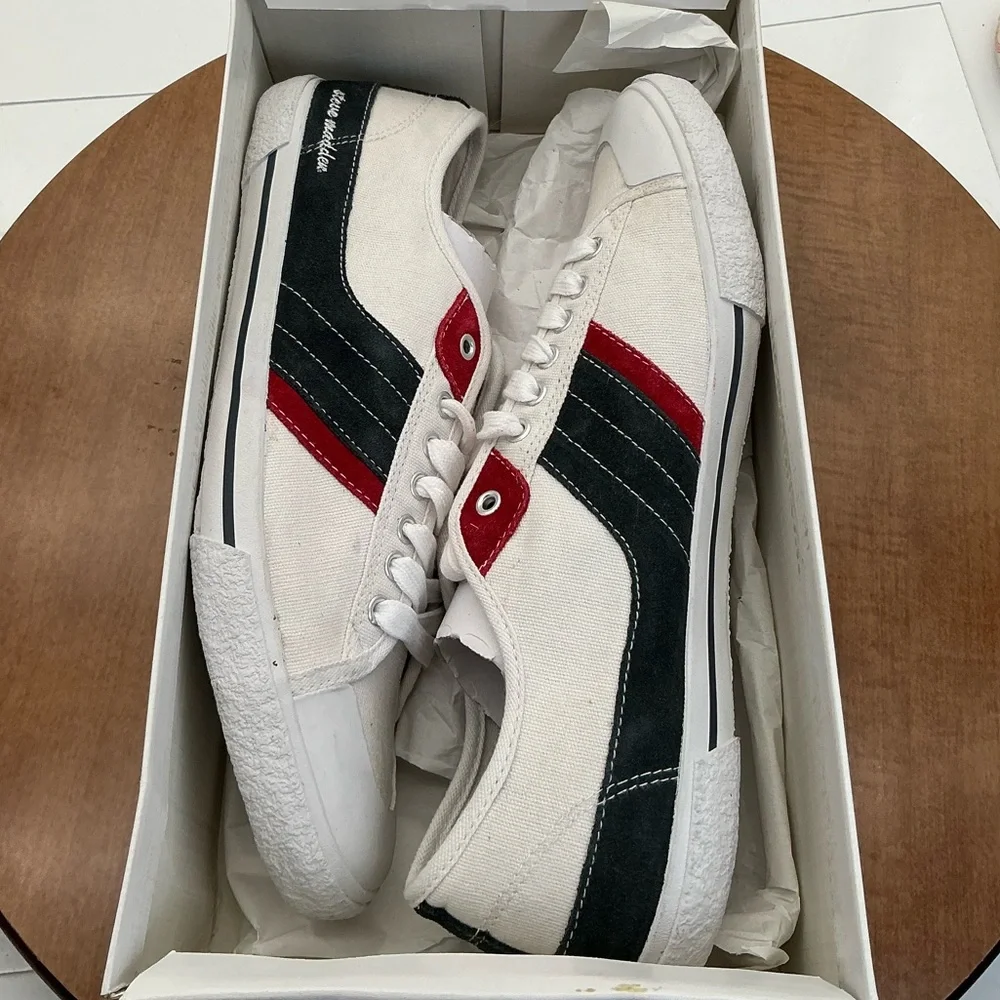 NWT Steve Madden Hernandez White with Black & Red‎ Stripes size 9 M